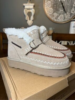 Vintage Havana women’s 6.5 Beige Faux-Shearling Winter Boots